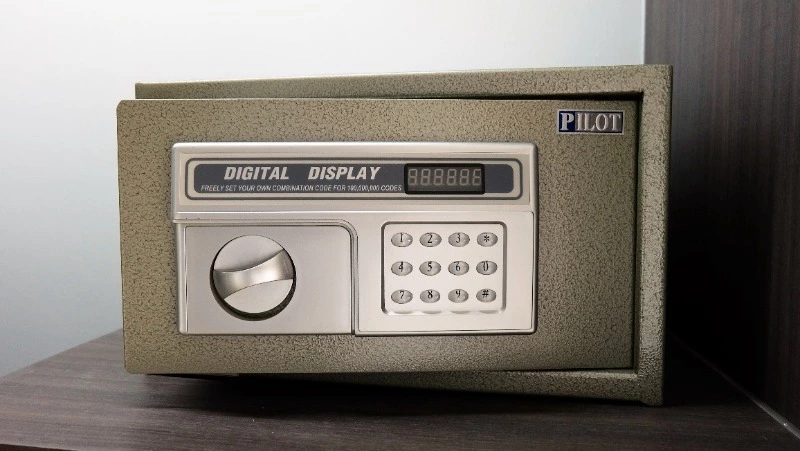 Мужчина утащил полмиллиона рублей в сейфе на юге Сахалина