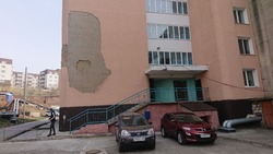 Фасад дома на юге Сахалина осыпается на автомобили и головы жильцов 