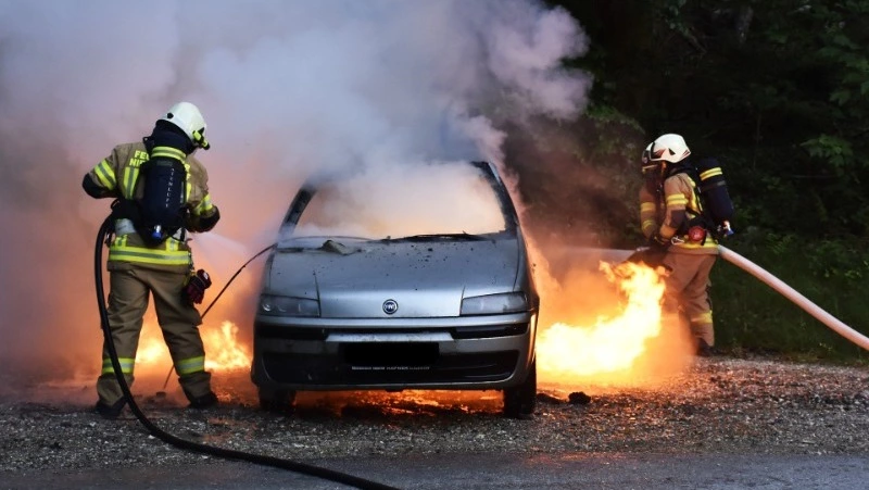 Автомобиль загорелся днем 13 августа в Шахтерске