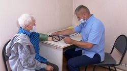 Бригада врачей проверила здоровье жителей села в Холмском районе