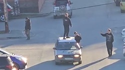 Подростки прокатились на крыше автомобиля в Южно-Сахалинске 