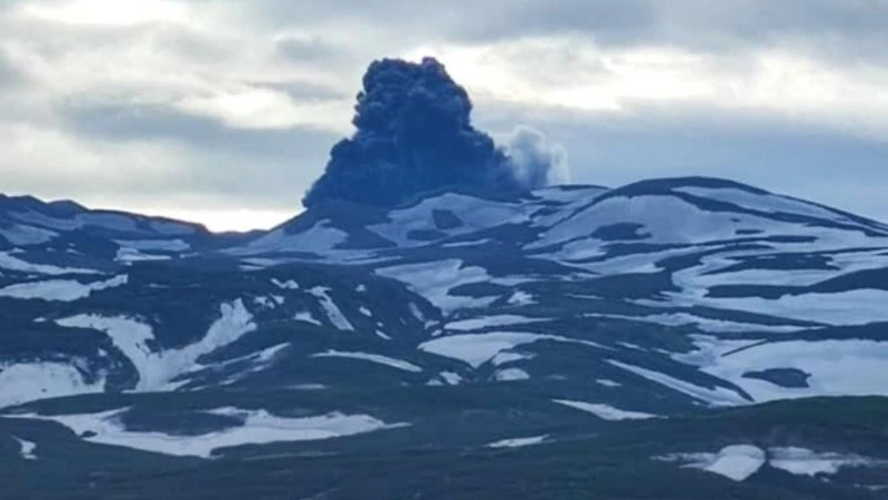 Вулкан Эбеко выбросил пепел на высоту три километра 28 ноября