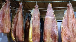 Рыбаки в Ногликах заготовили 15 половинок копченой кеты по просьбе бойцов на СВО 