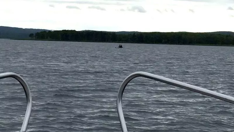 На Сахалине спасатели эвакуировали рыбаков, терпящих бедствие на Тунайче