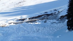 Спасатели предупредили о сходе снежных лавин в Невельском районе