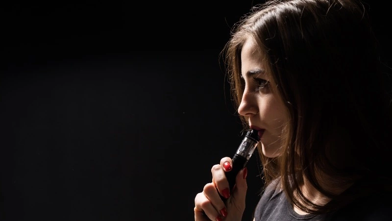 Госдума приняла закон о запрете продажи вейпов и табака на остановках