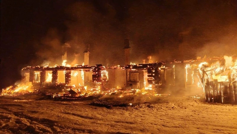 Расселенный дом горел в Александровск-Сахалинском районе на площади почти 500 квадратов