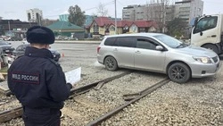 Сахалинским водителям напомнили правила безопасности на ж/д-переездах 