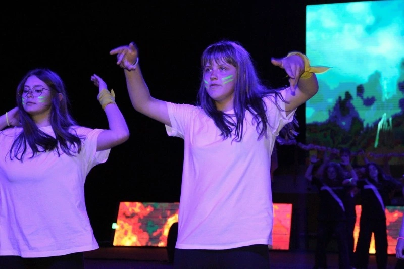 Плести фенечки и писать статьи научили воспитанников первой смены «Востока»