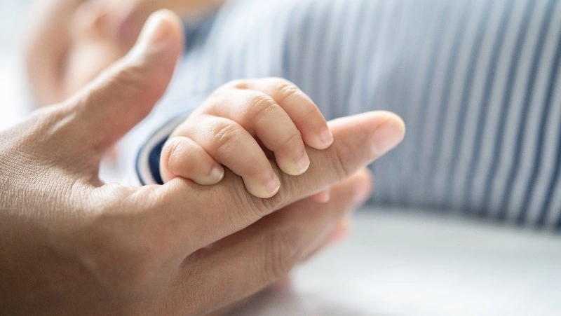 Жители России назвали возраст от 25 до 34 лет идеальным для рождения ребенка