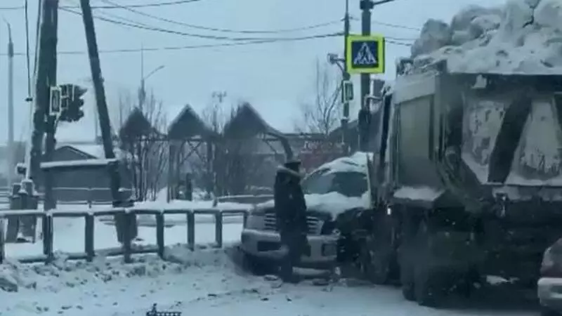 Грузовик со снегом попал в аварию в Южно-Сахалинске