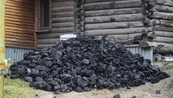 Жене мобилизованного жителя Корсакова разгрузили зимний запас угля