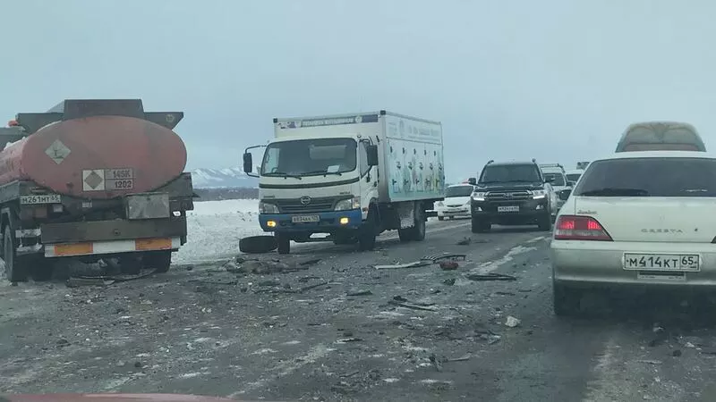 В аварию на окраине Южно-Сахалинска попали бензовоз и джип (ФОТО и ВИДЕО)