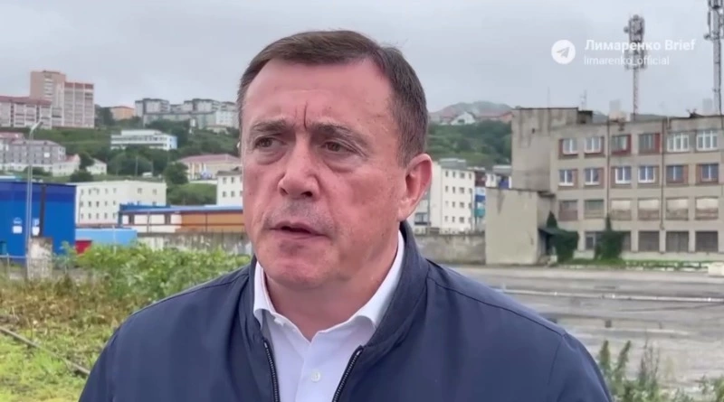 Более 200 человек вышли на борьбу с последствиями циклона в Южно-Сахалинске 