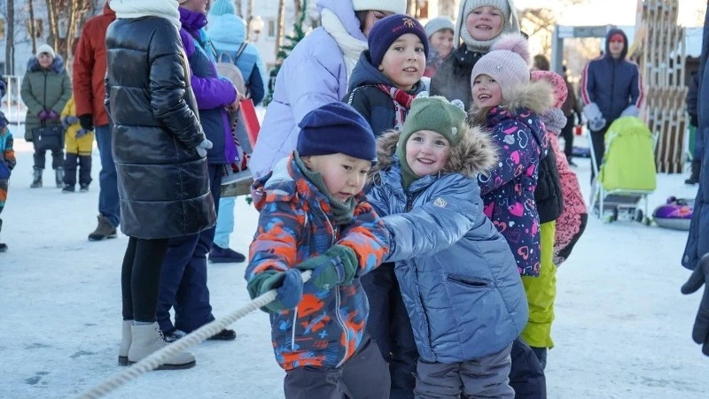 Дед Мороз и хороводы: Корсаков с размахом отметил Новый год