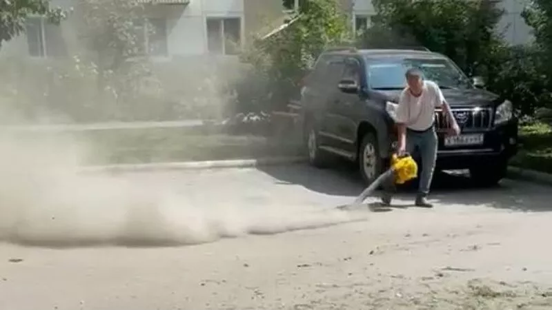 «Супердворник» покрыл пылью машину южносахалинки