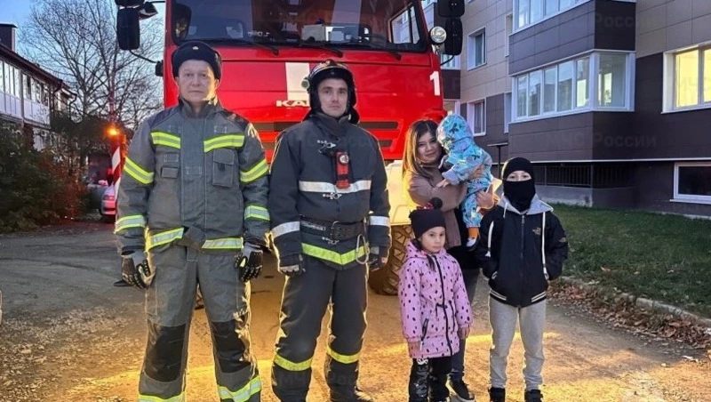 Сотрудники МЧС на Сахалине помогли женщине с тремя детьми попасть домой