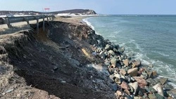 Участок трассы Лиственничное — Охотское размыло из-за шторма