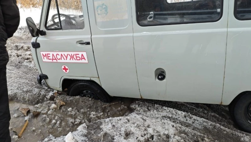 Машина скорой помощи провалилась в яму на дороге в Курильском районе