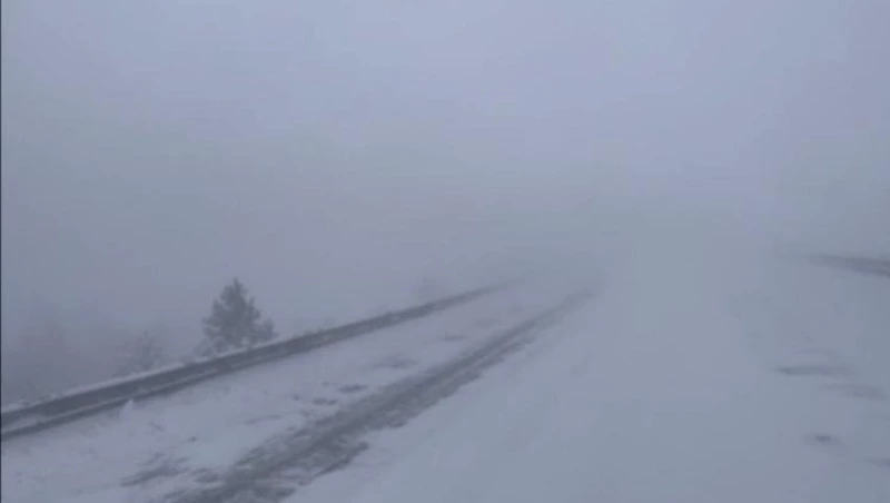 На Сахалине из-за непогоды ограничили движение транспорта на нескольких дорогах