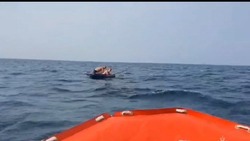 «Унесенные ветром»: сотрудники МЧС спасли дрейфовавших на матрасе мужчин в заливе Мордвинова