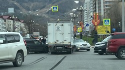ДТП с грузовиком произошло в центре Южно-Сахалинска