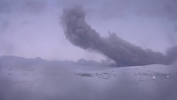 Вулкан Эбеко выбросил пепел на высоту 4 километра