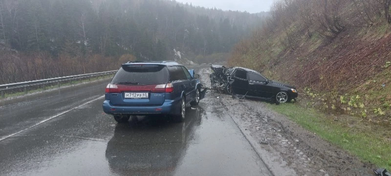 Две иномарки разбились в жестком ДТП на юге Сахалина   