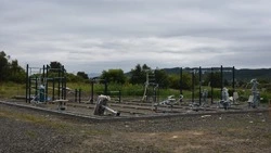 Подрядчики установили тренажеры на спортивной площадке в Углегорском районе 