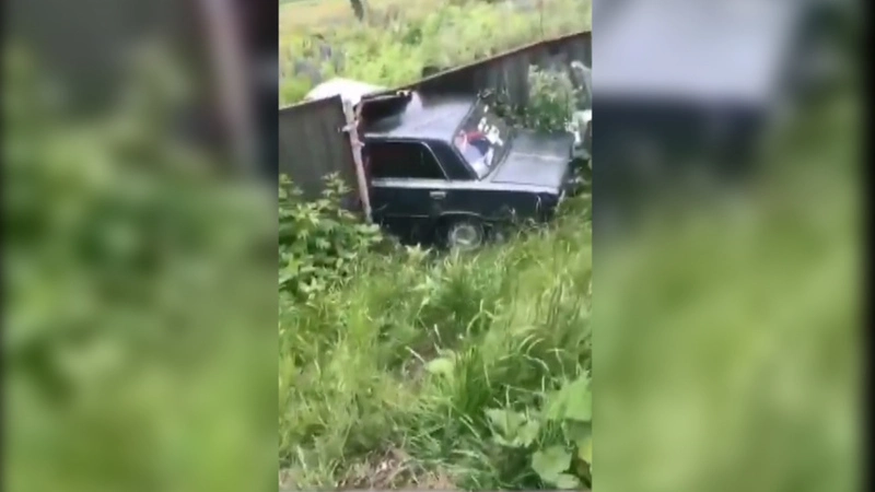 Подросток за рулем «Жигулей» взял на таран забор спортшколы