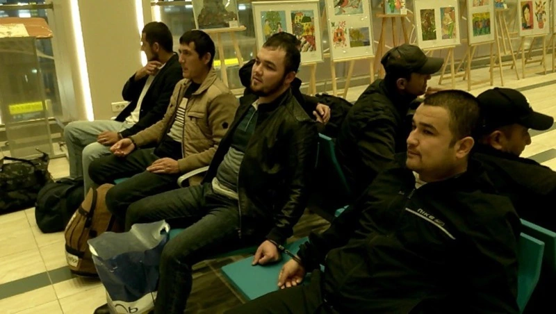 Более 40 мигрантов выдворили из страны после рейда на Сахалине