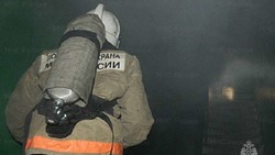 Заброшенный дом полыхал в ночь на 29 октября в Южно-Сахалинске