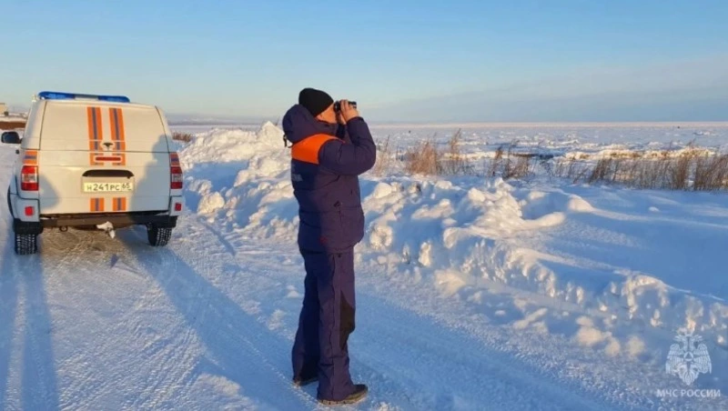 Спасатели эвакуировали рыбаков с треснувшего льда в Стародубском