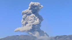 Вулкан Алаид на Курилах выбросил столб пепла высотой 3 километра 