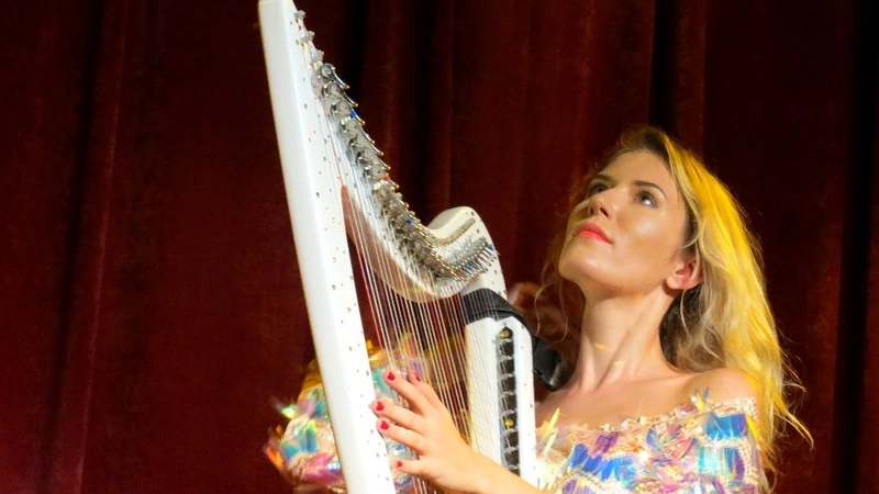 Сахалинцам впервые подарили сольный концерт московской арфистки