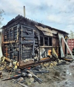 Сахалинские пожарные целый час тушили загоревшуюся бытовку