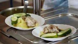 «Вкусно и разнообразно»: питание для учеников оценили в СОШ № 2 Томари
