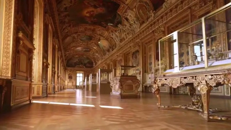 Бант за 7 млн евро и сломанная корона: что известно об ограблении Лувра