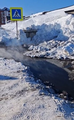 Снегоуборочная техника повредила теплотрассу на улице Невельской в Поронайске