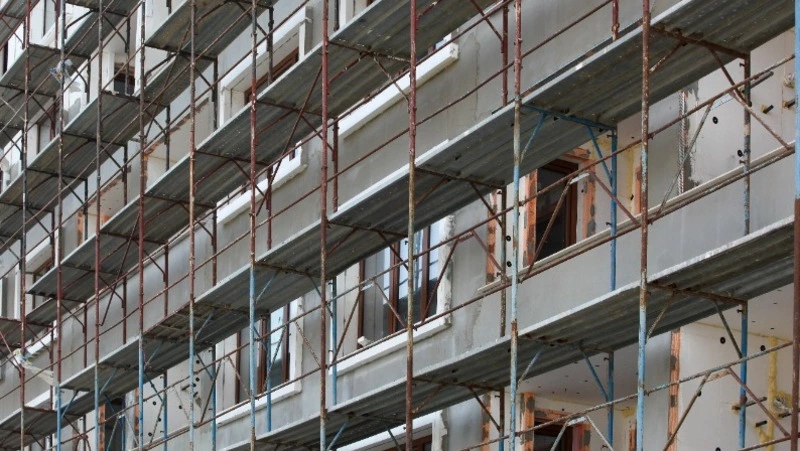 Рабочий украл строительные леса у заказчицы из Южно-Сахалинска