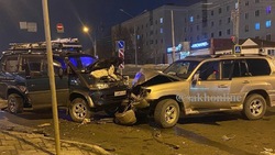 Минивэн и серый внедорожник крепко «поцеловались» на перекрестке в Южно-Сахалинске