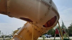 Детская горка с огромной дырой опасна для малышей в Южно-Сахалинске