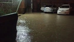 В Южно-Сахалинске из-за сломанной ливневой канализации двор многоэтажки затопило водой