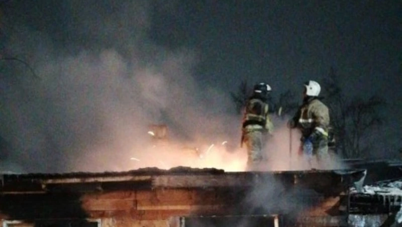 Пожарные эвакуировали человека из горящего дома в Ногликском районе 21 декабря