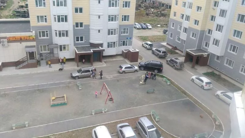 Автохам на семь часов заблокировал проезд во дворе Южно-Сахалинска