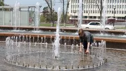 Сахалинцы не вынесли жары и открыли сезон купания в фонтанах