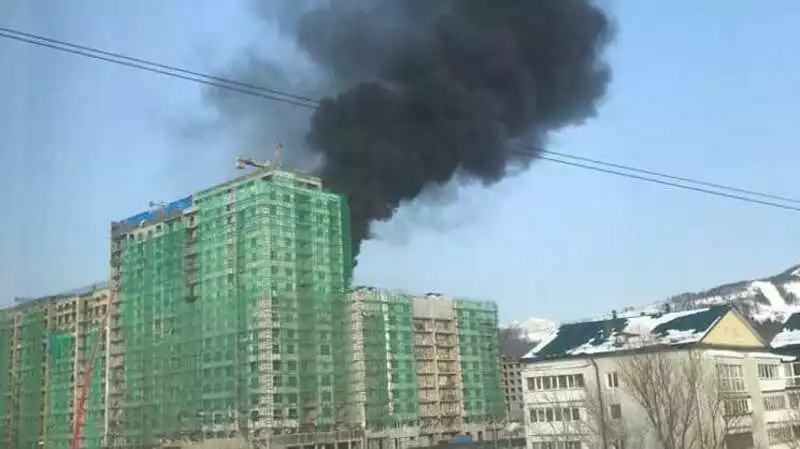 В Южно-Сахалинске загорелась стройплощадка