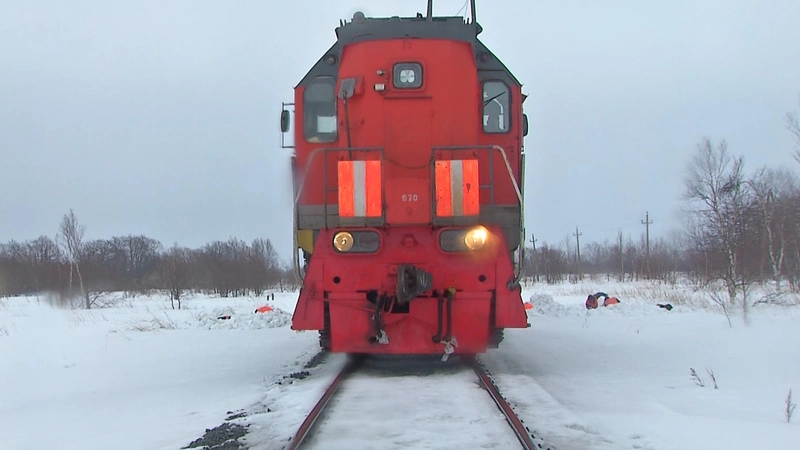 С сахалинской железной дороги снег убирают крыльями