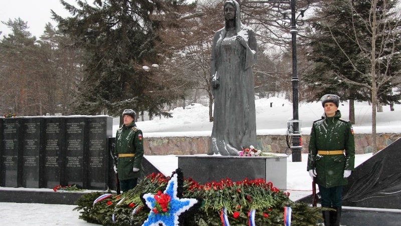 Церемонию в честь воинов-интернационалистов провели у монумента «Скорбящая мать» в Южно-Сахалинске