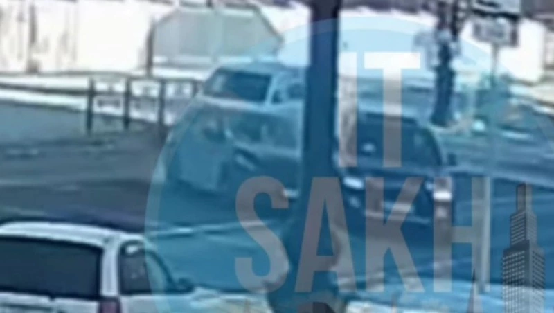 Иномарка влетела во внедорожник в Южно-Сахалинске